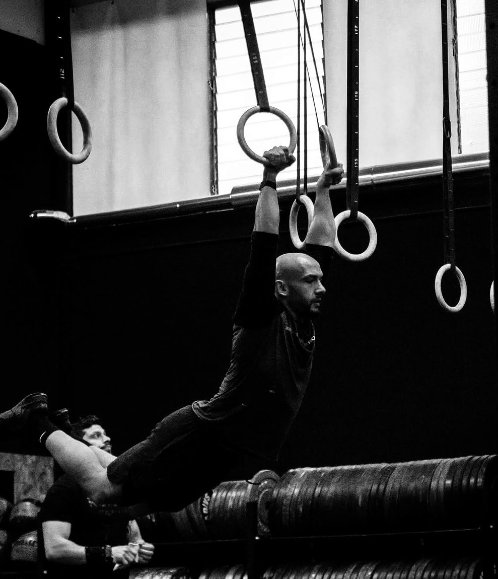 Stefano Consolo, personal trainer a Milano, agli anelli durante un allenamento di ginnastica CrossFit