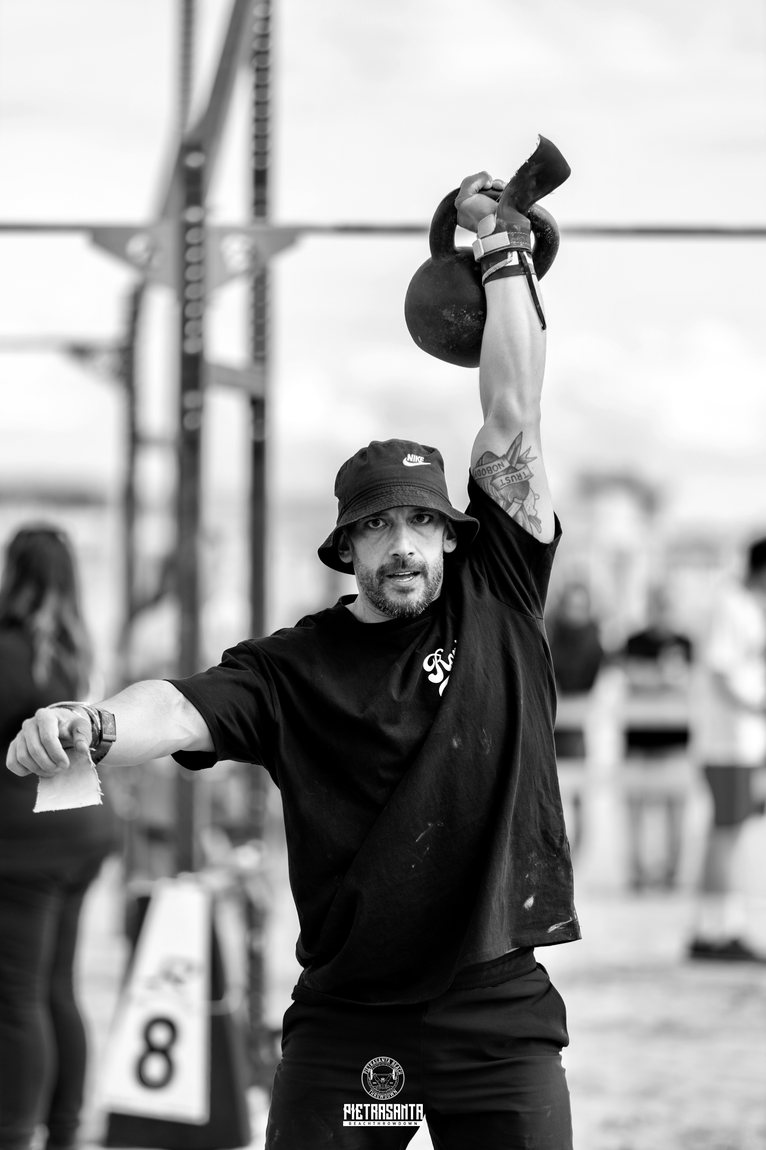 Stefano Consolo in gara con kettlebell overhead a una competizione di CrossFit
